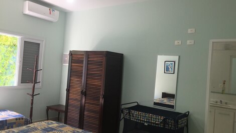 Suíte 1 com cama de casal e bicama