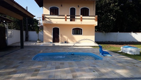 Vista da piscina e da casa