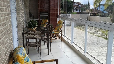 Apartment in Bertioga, Indaiá standing on the sand, overlooking the sea