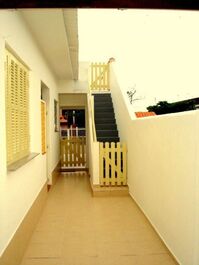 Sobre garagem: solário para tomar sol quando bate sombra na piscina.