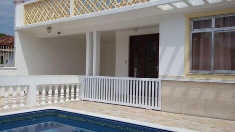 portão de segurança com chave, para a segurança de crianças e cãezinhos. Melhor prevenir.