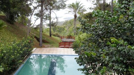 Nossa piscina é na mata e de água doce