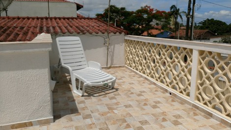 Para quem gosta de bronzear-se ao sol esse solário onde bate sol o dia todo. o piso não escorrega e 