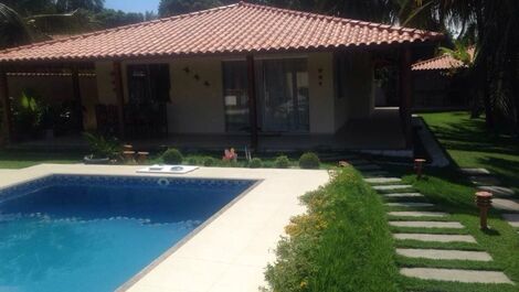 Casa ampla confortável piscina churrasq.,sala jogos,WI-FI 30m do mar