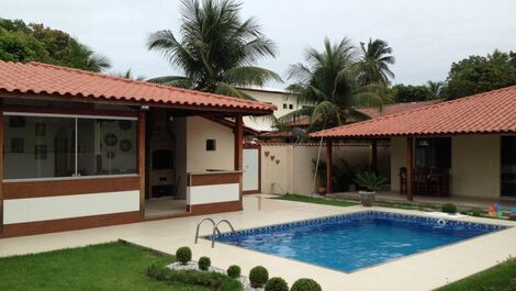 Casa ampla confortável piscina churrasq.,sala jogos,WI-FI 30m do mar