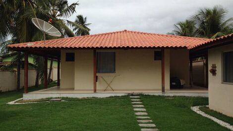 Casa ampla confortável piscina churrasq.,sala jogos,WI-FI 30m do mar