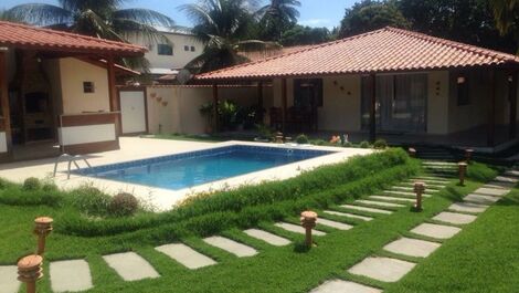 Casa ampla confortável piscina churrasq.,sala jogos,WI-FI 30m do mar