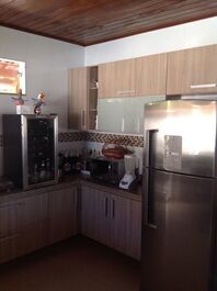 Casa ampla confortável piscina churrasq.,sala jogos,WI-FI 30m do mar