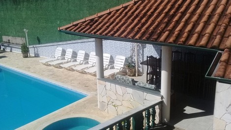 Casa com vista panorâmica e piscinas.