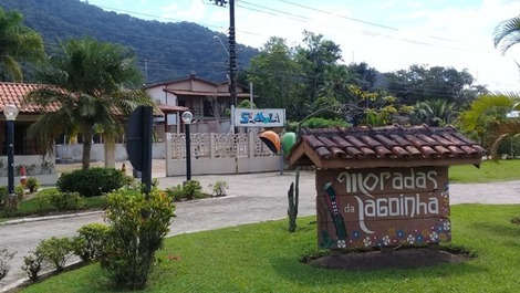 Casa com vista panorâmica e piscinas.