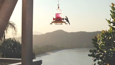 CASA COM VISTA PANORÂMICA EM CONDOMÍNIO FECHADO-SEG. 24 HRS.2 SUÍTES