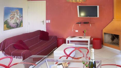 CASA COM VISTA PANORÂMICA EM CONDOMÍNIO FECHADO-SEG. 24 HRS.2 SUÍTES