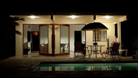 Fachada da casa a noite