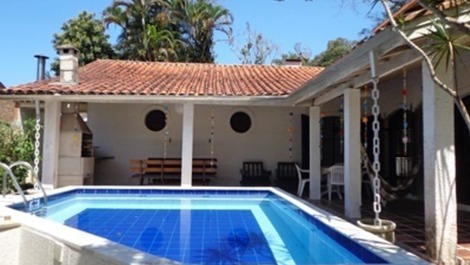 Piscina e aréa externa