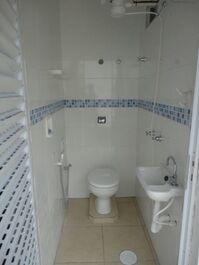 Banheiro com acessibilidade junto a piscina