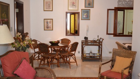 Apartamento confortável com sala ampla a 30m da praia,  sacada c/ vista para o mar