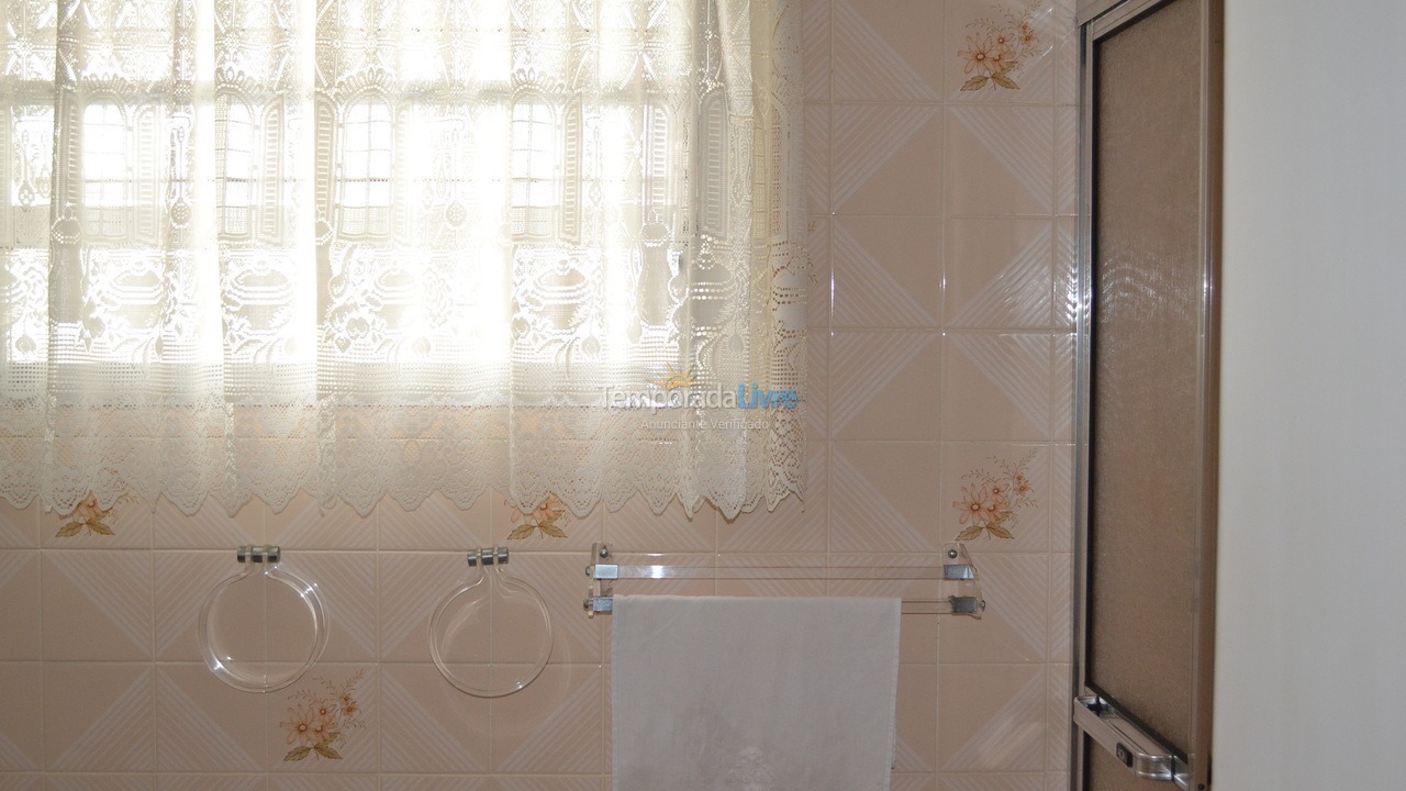 Apartamento para aluguel de temporada em Guarujá (Pitangueiras)