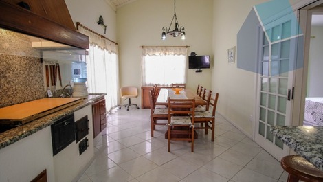 Sala de jantar com churrasqueira