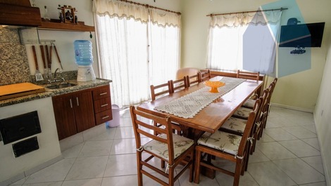 Sala de jantar com churrasqueira