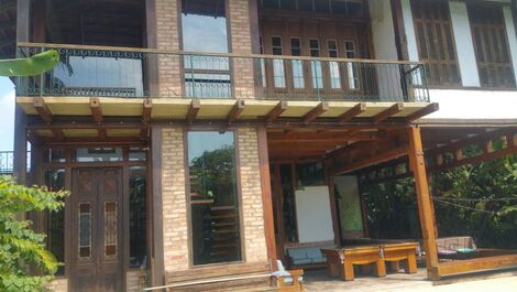 Vista lateral junto a piscina