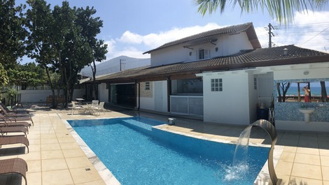 Casa a beira mar com piscina 5 suítes