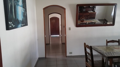 sala de jantar com móveis em madeira maçiça