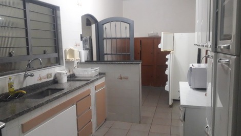 cozinha com tosos os utencilios domesticos com 02 geladeiras e freezer