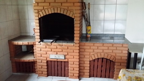  são 02 churrasqueiras e forno de pizza a lenha