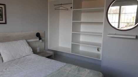 Suite com cama de casal e solteiro