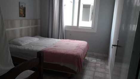 Quarto com cama de casal e de solteiro