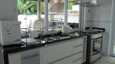 Casa con Piscina, Wifii y Área Gourmet en la Riviera de São Lourenço