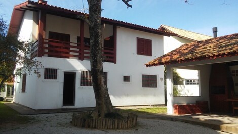 Casa com 5 quartos localizada a 140 metros do mar!