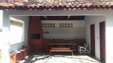 Casa com 5 quartos localizada a 140 metros do mar!