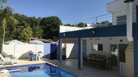 PISCINA E CHURRASQUEIRA
