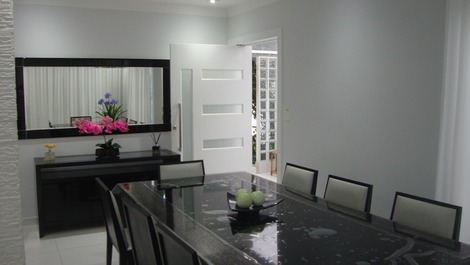 Entrada da casa e sala de jantar