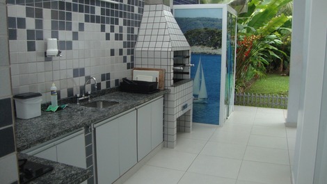 Churrasqueira e lavabo piscina