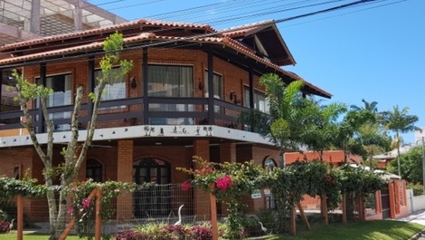 Linda casa com 4 dormitórios em Mariscal, excelente localização Ref.53