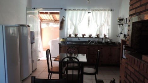 Linda casa com 4 dormitórios em Mariscal, excelente localização Ref.53