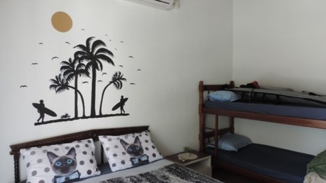 Linda casa com 4 dormitórios em Mariscal, excelente localização Ref.53