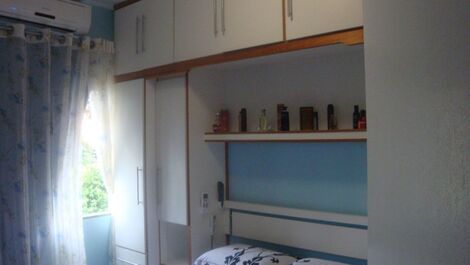 quarto/suíte split sobre a janela