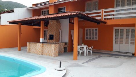Residencial, 4 apartamentos, com piscina, wifi a 50 metros da praia de fora - palhoça- sc