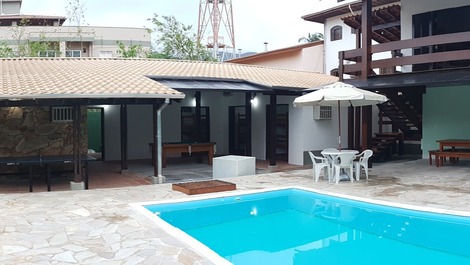 House with pool 50 meters from Maranduba Beach - 10 to 30 people