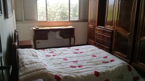 Quarto com cama de casal