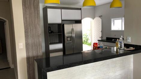 CASA TÉRREA NA RIVIERA DE SÃO LOURENÇO, COM MUITO CONFORTO.