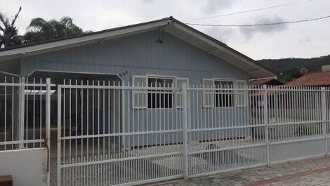 Casa para Locação em Zimbros/Bombinhas - SC, à 50 metros do mar.