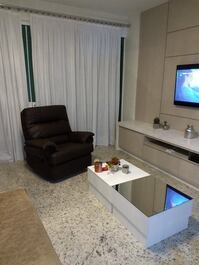 Apt on top floor with 4 newly furnished suites 60 m from the beach