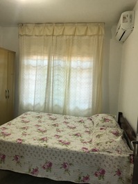 suíte com cama de casal e ar