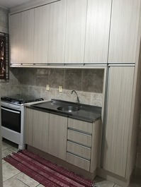 cozinha contendo freezer