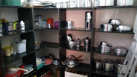 Despensa com utensílios domésticos