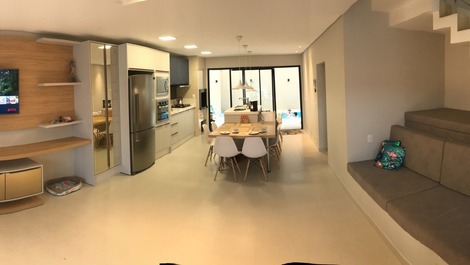 Olha o espaço😮 tem lugar para todos os nossos hóspedes sentados tanto no sofá quanto na mesa pra uma maravilhosa confraternização entre a família e amigos 😍